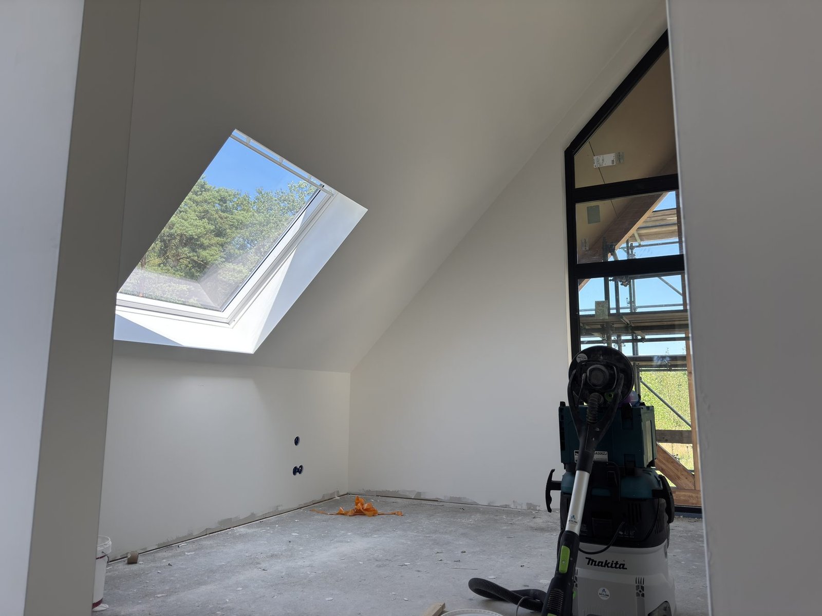 Dakraam schuin plafond afgewerkt door Skyline Afbouw in Holten (Afwerkingsklasse A)