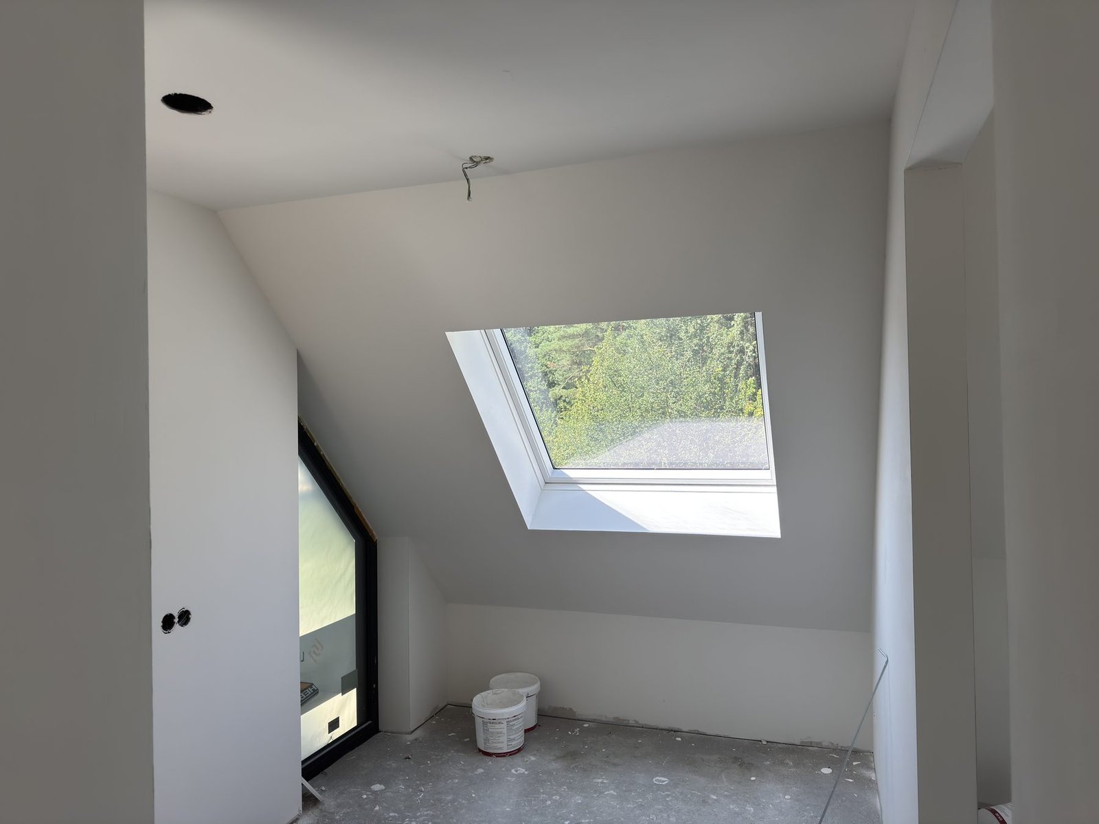 Dakraam hoek afgewerkt door Skyline Afbouw in Holten (Afwerkingsklasse A)