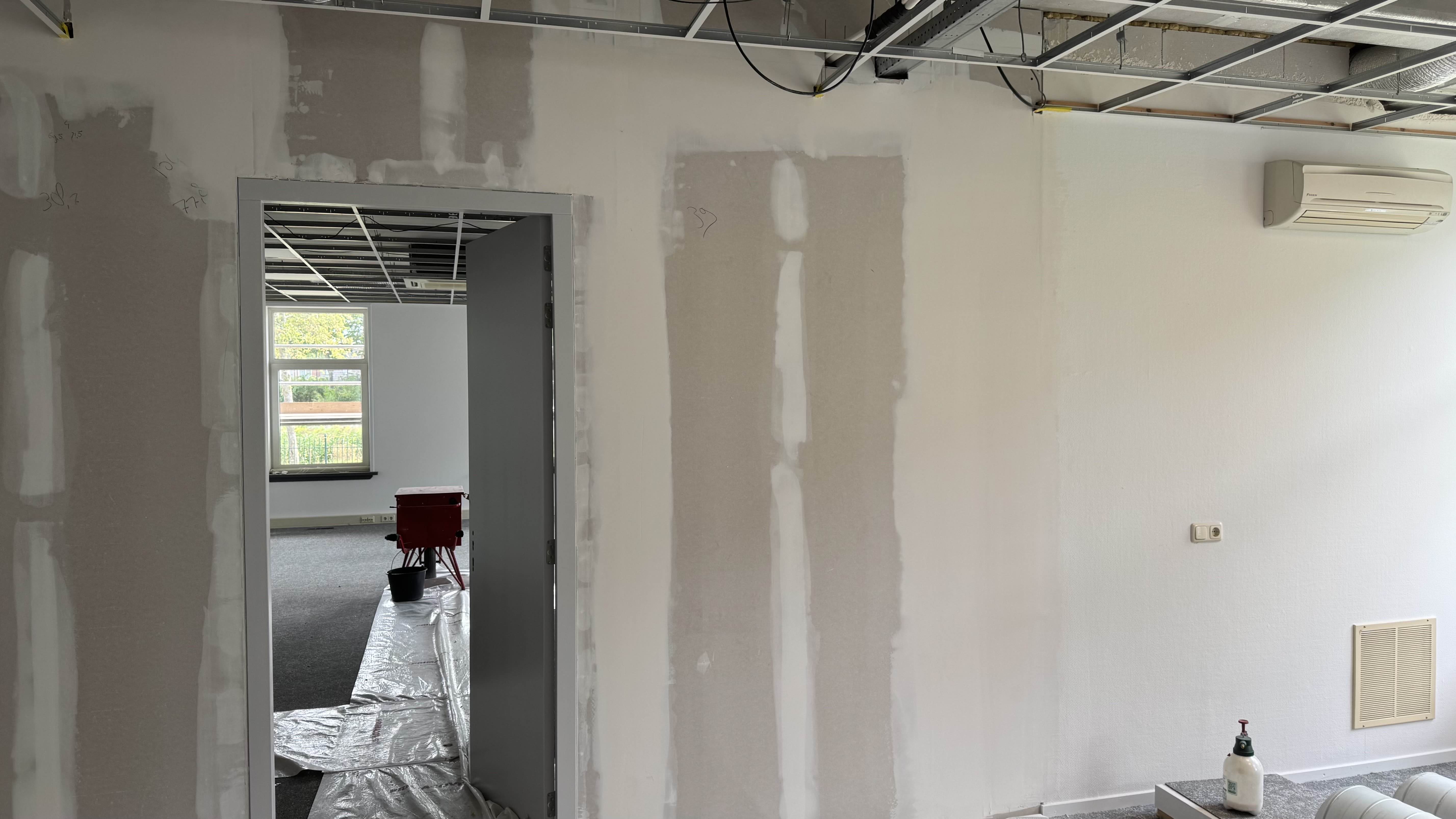 Bedrijfshal spachtelwerk - Skyline Afbouw